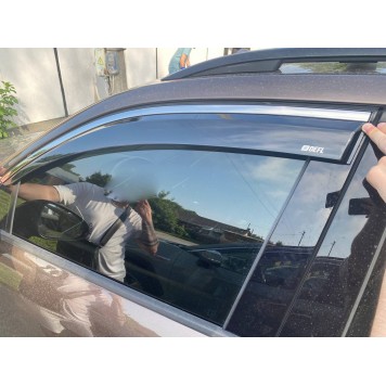 Дефлекторы окон Volkswagen Touareg 2010-2018 с нерж. хром полоской-1